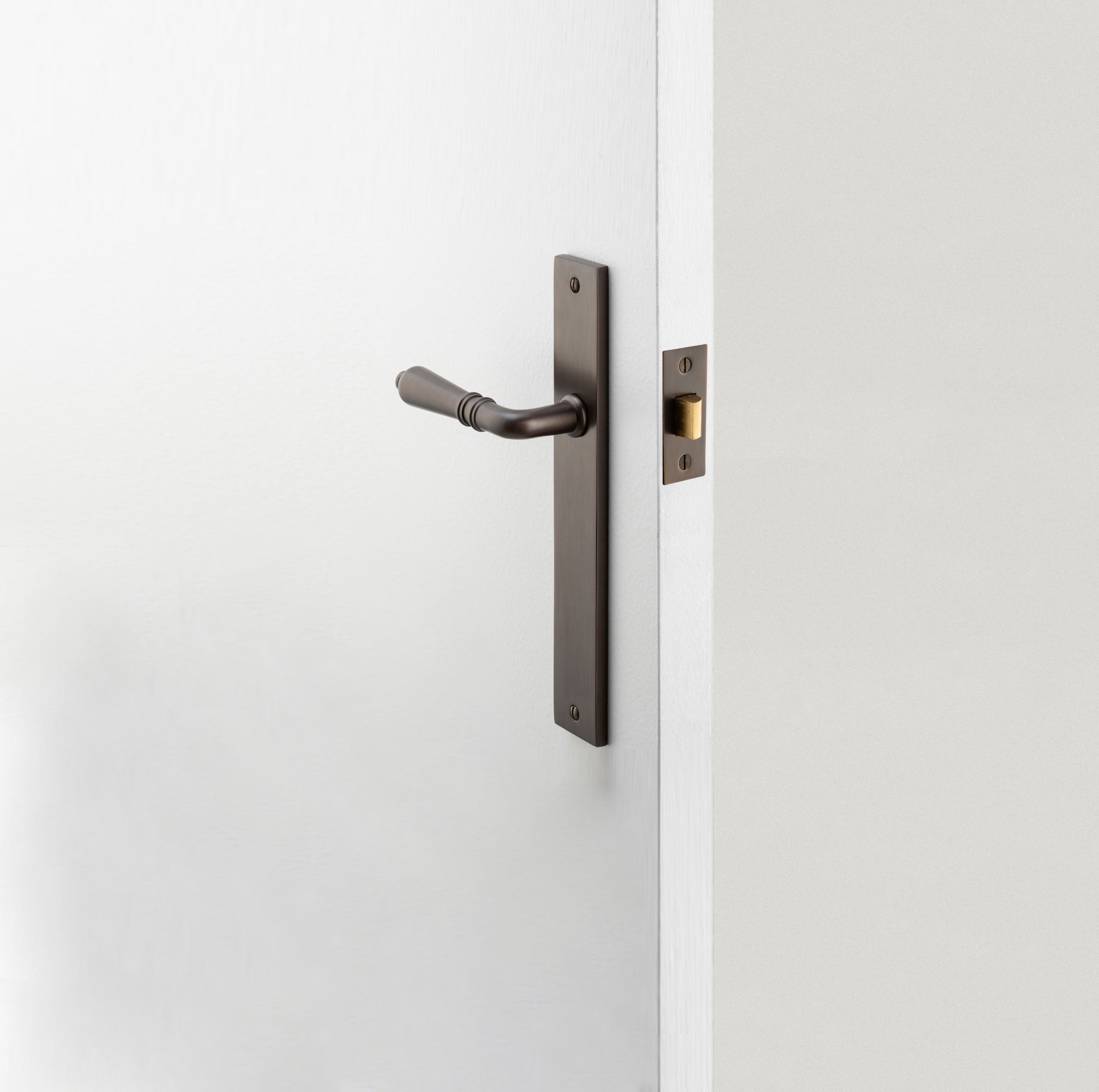 10700E85 - Sarlat Lever - Rectangular Backplate - Signature Brass - Entrance