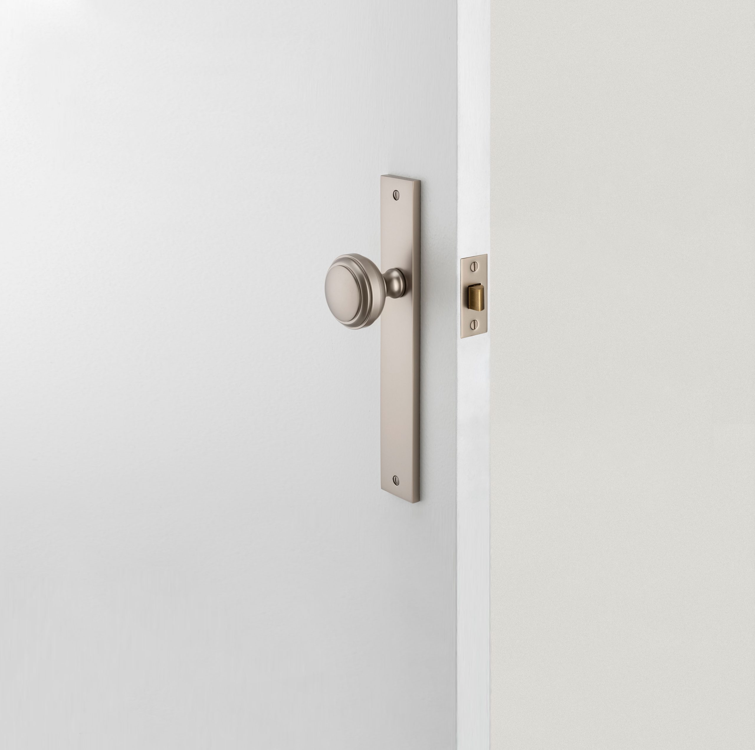 15320P85 - Paddington Knob - Rectangular Backplate - Brushed Brass - Privacy