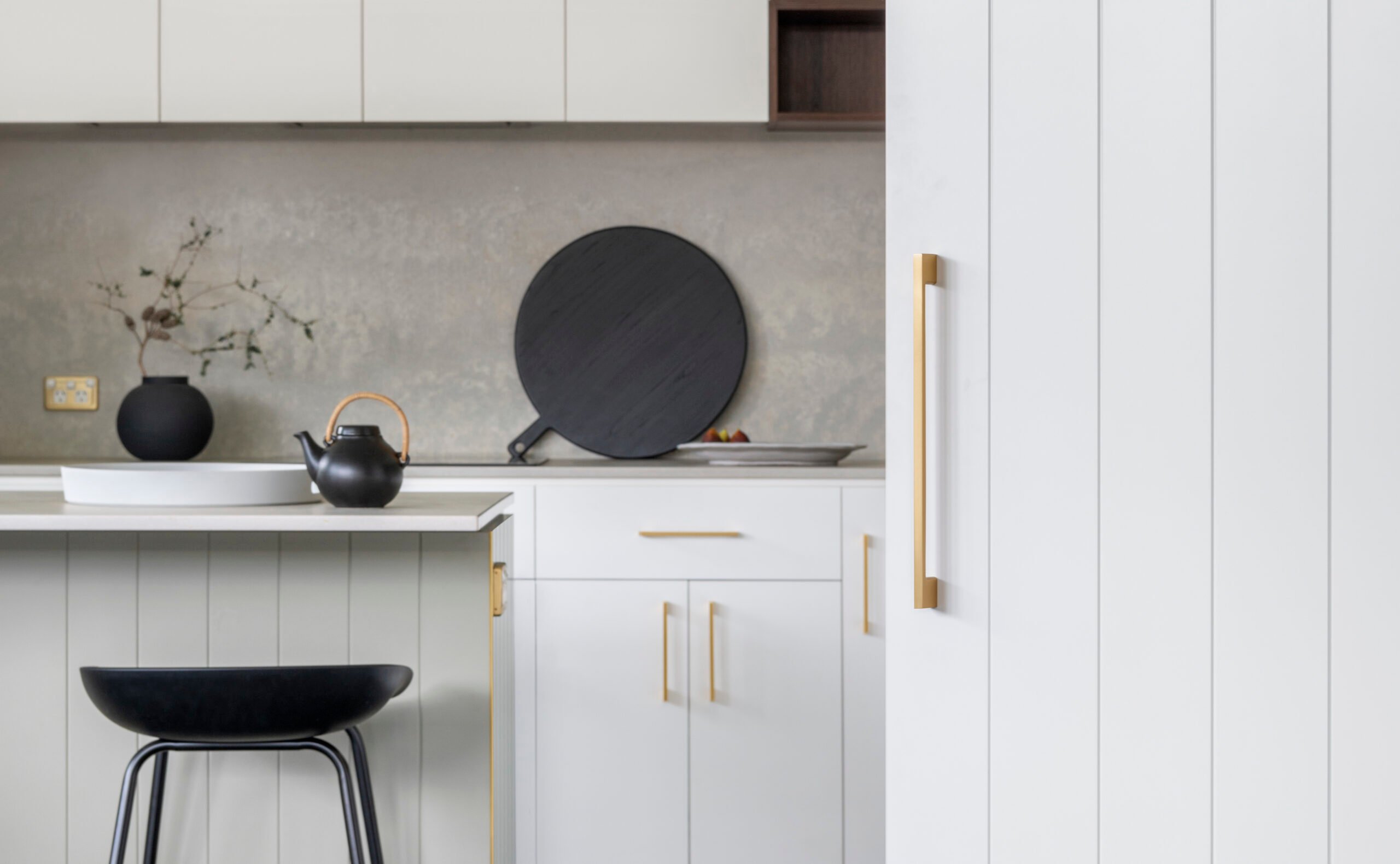 The kitchen features the Cali Cabinet Pull in Brushed Brass