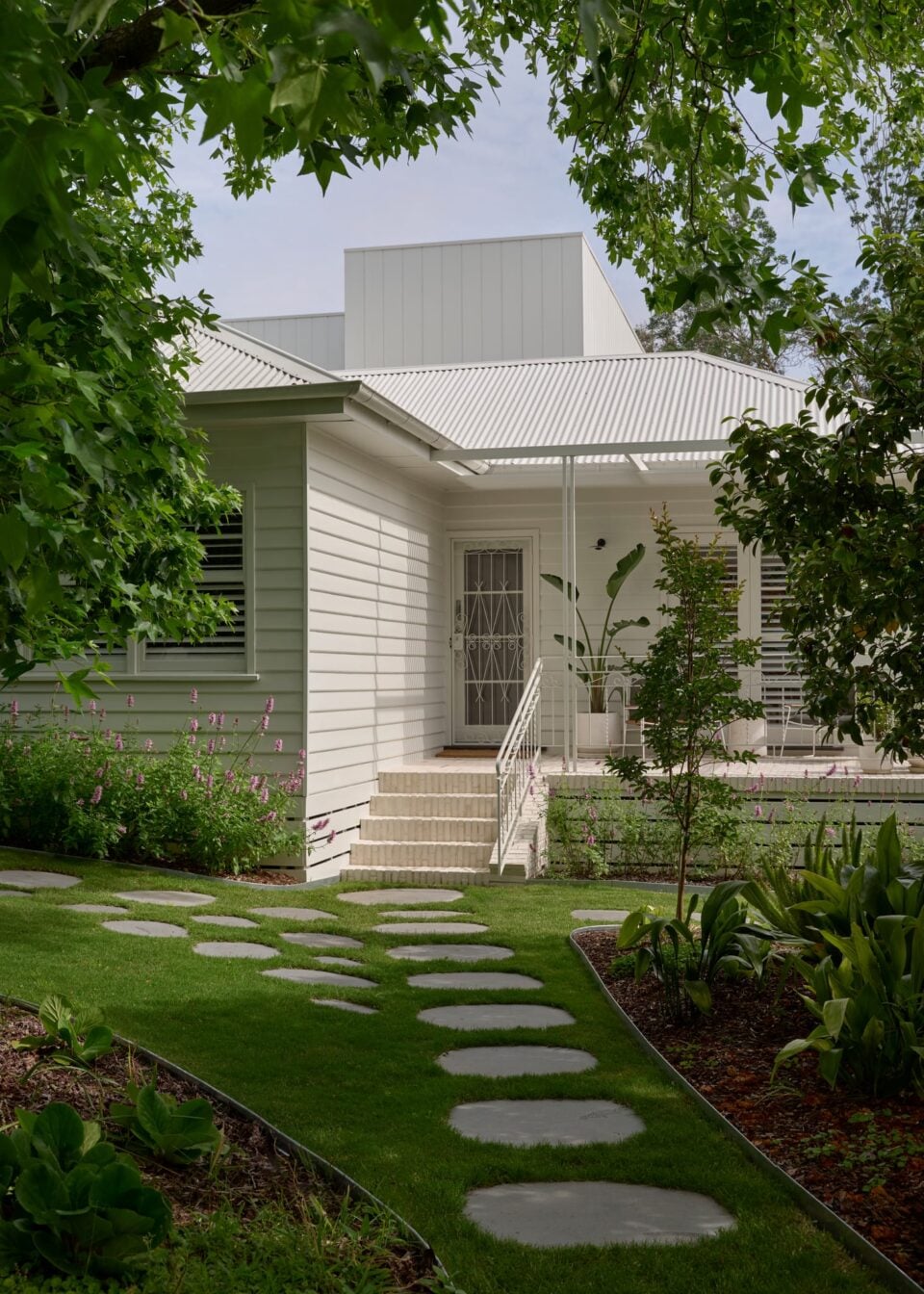McMaster House: A 1950s Weatherboard Reimagined for Family Life in Melbourne's East 